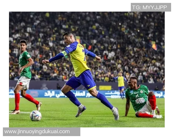 足球无意原则探讨：如何在比赛中实现意外的战术突破与团队协作